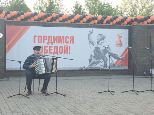 «В 6 часов вечера после войны»: Верхний Услон спел в память о подвиге