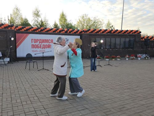 «В 6 часов вечера после войны»: Верхний Услон спел в память о подвиге