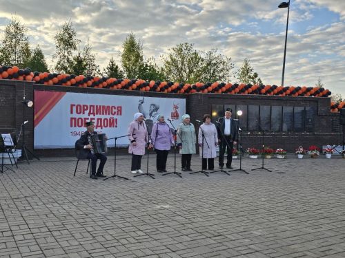 «В 6 часов вечера после войны»: Верхний Услон спел в память о подвиге