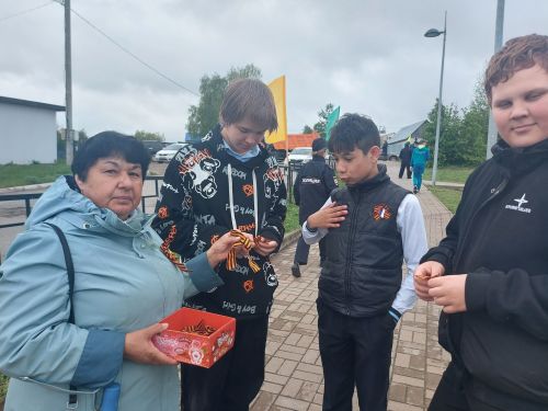 Библиотекари провели в Парке Героев акцию «Голос Победы» 9 Мая