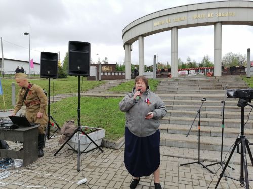 Библиотекари провели в Парке Героев акцию «Голос Победы» 9 Мая