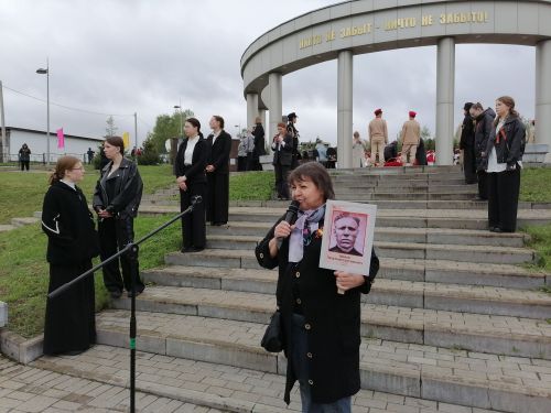 Библиотекари провели в Парке Героев акцию «Голос Победы» 9 Мая