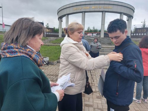 Библиотекари провели в Парке Героев акцию «Голос Победы» 9 Мая
