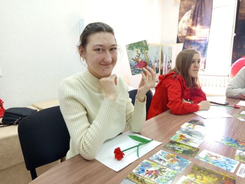Занятие с метафорическими картами в «Островке надежды»: погружение в мир сказок