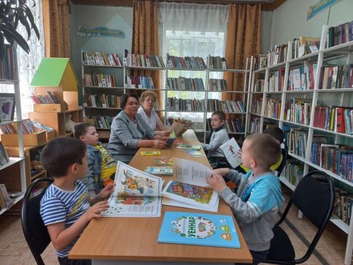Юные читатели поздравили библиотекарей с профессиональным праздником