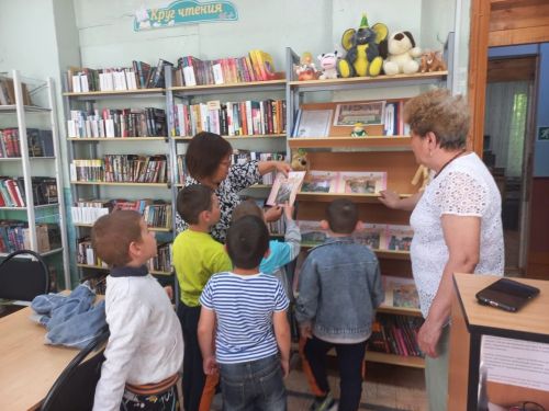 Юные читатели поздравили библиотекарей с профессиональным праздником