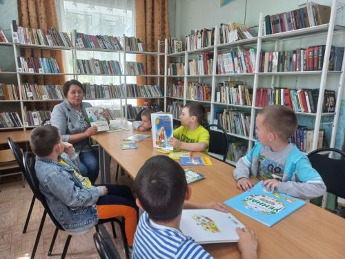 Юные читатели поздравили библиотекарей с профессиональным праздником