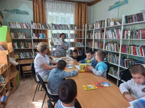 Юные читатели поздравили библиотекарей с профессиональным праздником