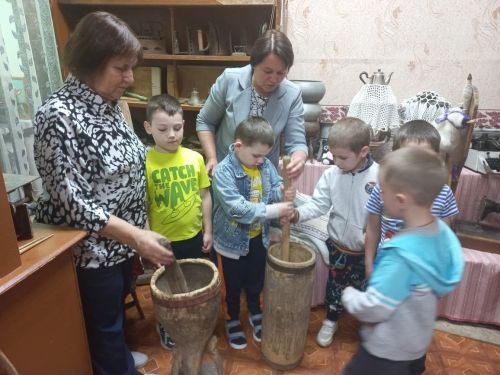 Юные читатели поздравили библиотекарей с профессиональным праздником