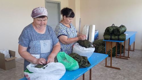 В пос.Октябрьский шьют плащи-невидимки для бойцов СВО