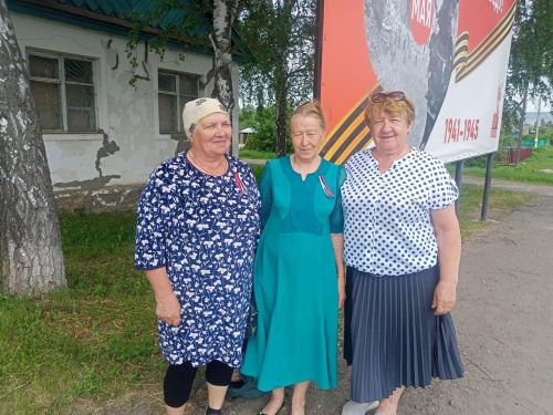 Российский триколор объединяет: в Макулове прошла праздничная акция