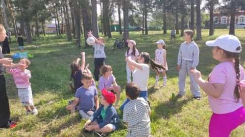 Кызыл Байракта Халыкара пикник көнен билгеләп үттеләр