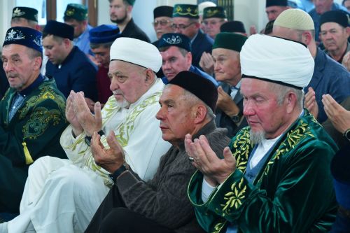 Рустам Минниханов совершил праздничный намаз в мечети села Маскара