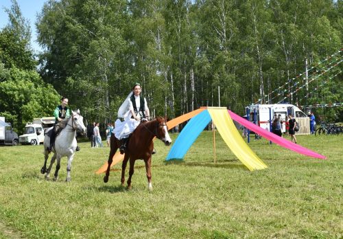 Яркие моменты Сабантуя в Верхнем Услоне: борьба, концерты и народные гуляния