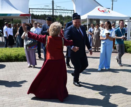 Яркие моменты Сабантуя в Верхнем Услоне: борьба, концерты и народные гуляния