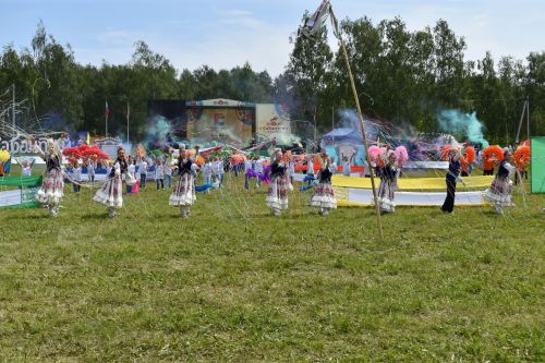 Яркие моменты Сабантуя в Верхнем Услоне: борьба, концерты и народные гуляния
