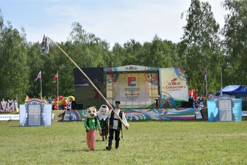 Яркие моменты Сабантуя в Верхнем Услоне: борьба, концерты и народные гуляния