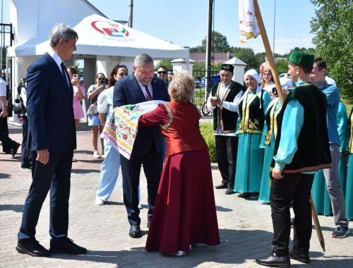 Яркие моменты Сабантуя в Верхнем Услоне: борьба, концерты и народные гуляния
