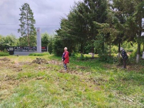 Коргузинцы навели порядок у памятника воинам Великой Отечественной войны