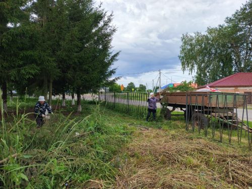 Коргузинцы навели порядок у памятника воинам Великой Отечественной войны