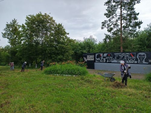 Коргузинцы навели порядок у памятника воинам Великой Отечественной войны