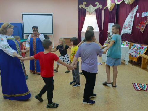Фольклорные посиделки «На завалинке» собрали детей в Кильдеево