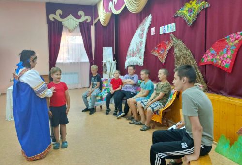 Фольклорные посиделки «На завалинке» собрали детей в Кильдеево