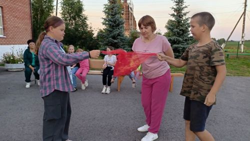 Дружба и фантазия: в Кильдееве прошел праздник для детей на свежем воздухе