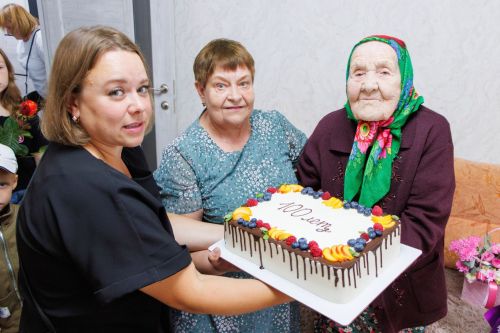 В Верхнем Услоне со 100-летним юбилеем поздравили Антониду Трошину