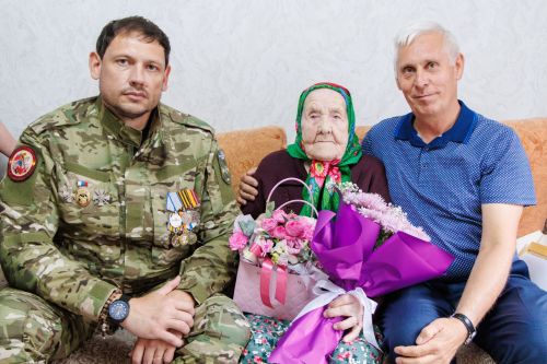 В Верхнем Услоне со 100-летним юбилеем поздравили Антониду Трошину