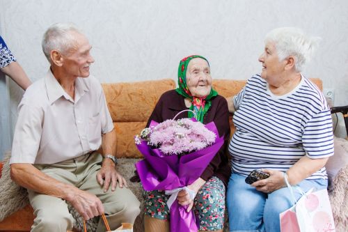 В Верхнем Услоне со 100-летним юбилеем поздравили Антониду Трошину