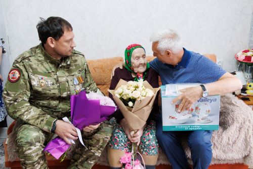В Верхнем Услоне со 100-летним юбилеем поздравили Антониду Трошину