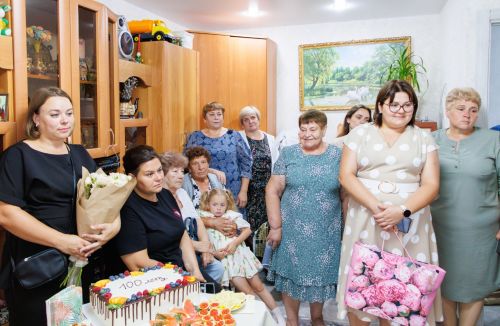 В Верхнем Услоне со 100-летним юбилеем поздравили Антониду Трошину