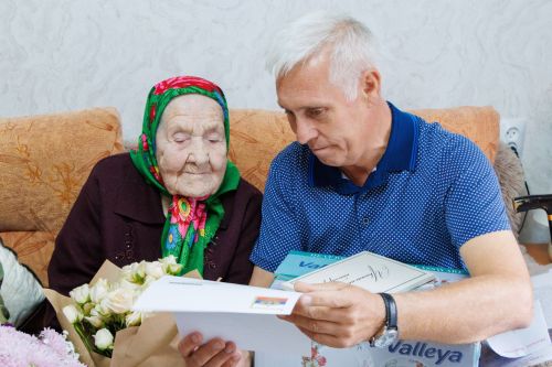 В Верхнем Услоне со 100-летним юбилеем поздравили Антониду Трошину