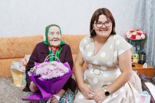 В Верхнем Услоне со 100-летним юбилеем поздравили Антониду Трошину