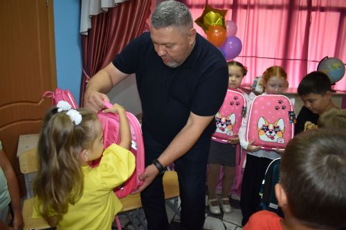 В Верхнем Услоне вручили рюкзаки будущим первоклашкам
