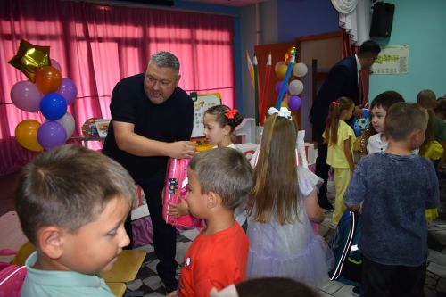 В Верхнем Услоне вручили рюкзаки будущим первоклашкам