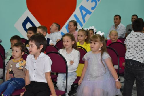 В Верхнем Услоне вручили рюкзаки будущим первоклашкам