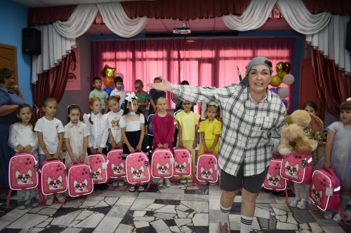 В Верхнем Услоне вручили рюкзаки будущим первоклашкам