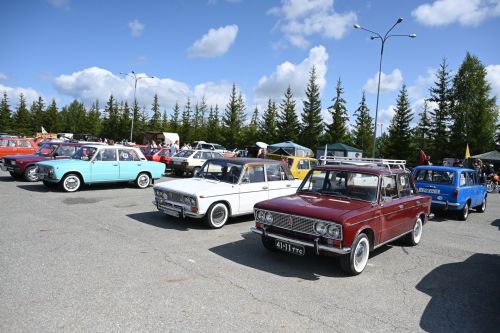 300 ретроавтомобилей на Свияжских холмах
