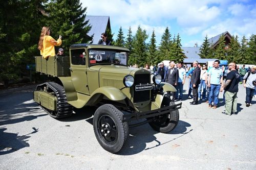 300 ретроавтомобилей на Свияжских холмах