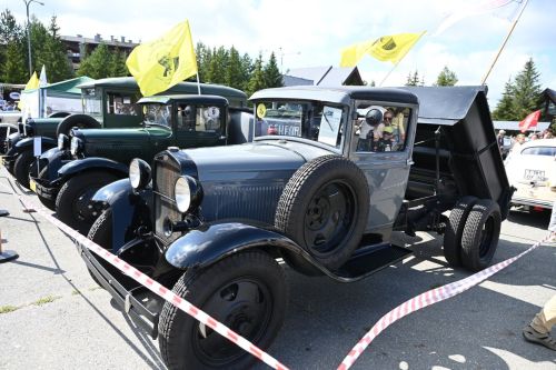 300 ретроавтомобилей на Свияжских холмах