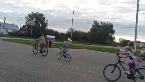 Велопробег с триколором и викторина ко Дню флага в Кильдееве