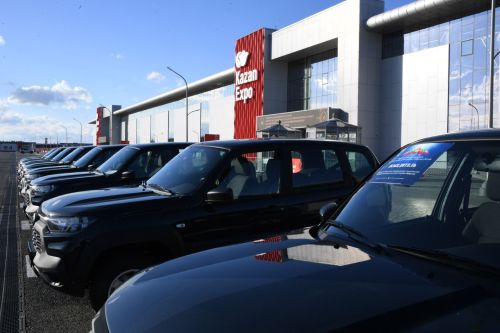 Минниханов вручил 100 автомобилей победителям муниципального конкурса