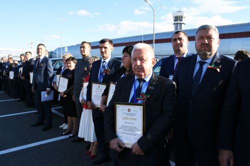 Минниханов вручил 100 автомобилей победителям муниципального конкурса
