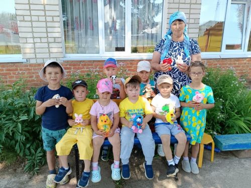 Гыйззәтуллиннар гаиләсе нәниләргә бүләк ясады