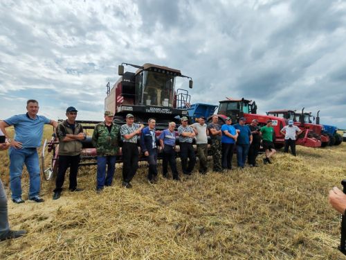 «С песней к хлеборобам»: агитбригада порадовала тружеников полей