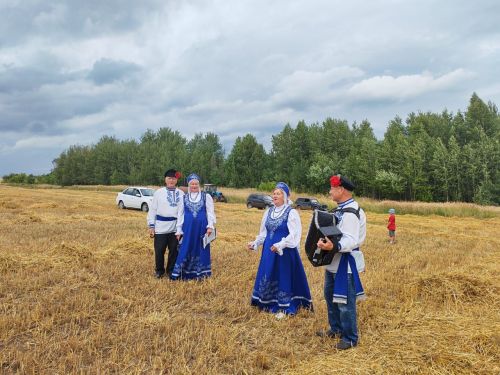 «С песней к хлеборобам»: агитбригада порадовала тружеников полей