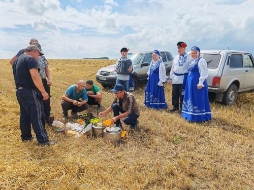 «С песней к хлеборобам»: агитбригада порадовала тружеников полей