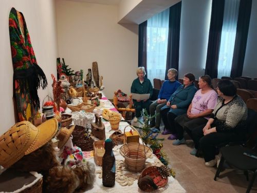 Экскурсия в мини-музей старины для волонтеров в Коргузинском СДК